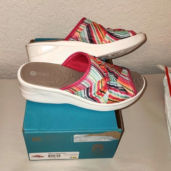 New in Box Bzees Women's Smile II, Wavestripe Multi-Colored Sandals Size 8 Light - Picture 2 of 15